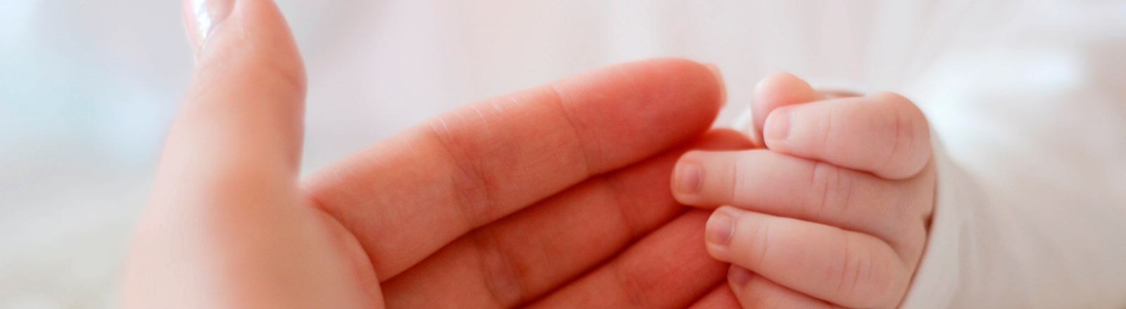 La tendresse d'une mère et de son bébé