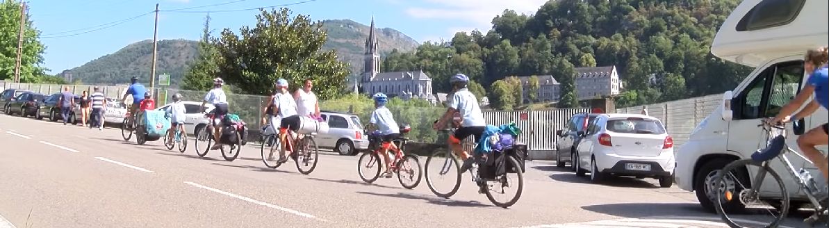 La famille Lucas arrivant à Lourdes