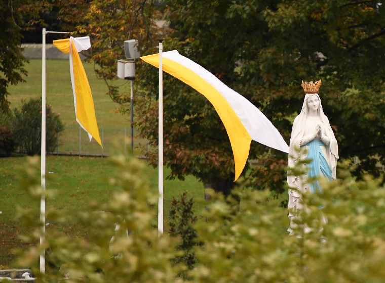 Vierge couronnée