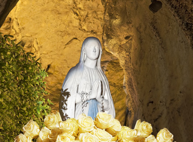 Per la festa dell’immacolata concezione offri un rosa a nostra signora di Lourdes