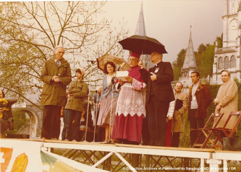 2-12PH02-01_1981_avecMgrDonze