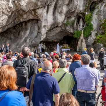 22 agosto: festa di Maria, ReginaAnniversario della rinascita della Famiglia di Notre Dame di LourdesRientro dall’Italia dalle reliquie di Santa Bernadette