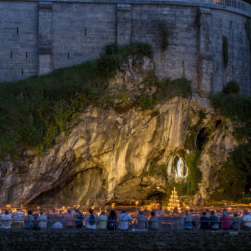 Ogni fine settimana, alla Grotta, un rosario con la fiaccolata internazionale