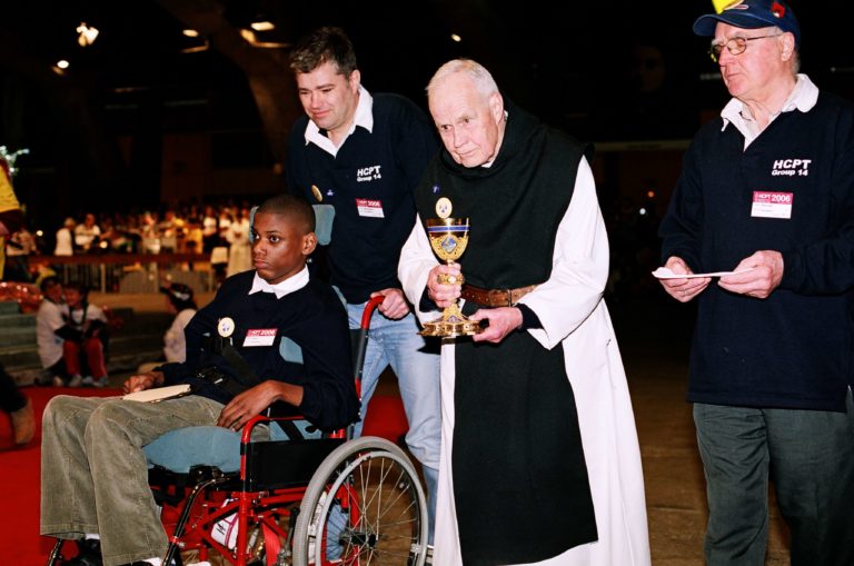 Frère Michael Strode à Lourdes lors de la célébration des 50 ans du pèlerinage HCPT, en 2006.