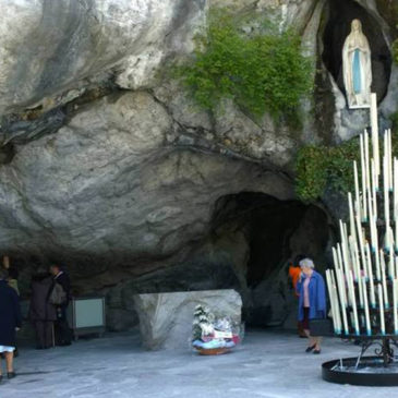 Les chapelains du Sanctuaire prient en continu à la Grotte alors que le Sanctuaire n’est  plus accessible au public