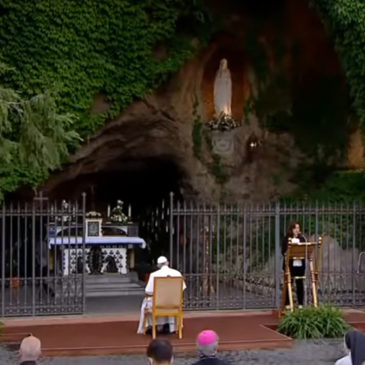 Papst Franziskus betet den Rosenkranz an der Lourdesgrotte im Vatikan in Konferenzschaltung mit Lourdes.