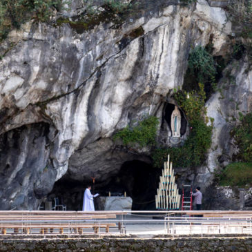 Prière continue à la Grotte