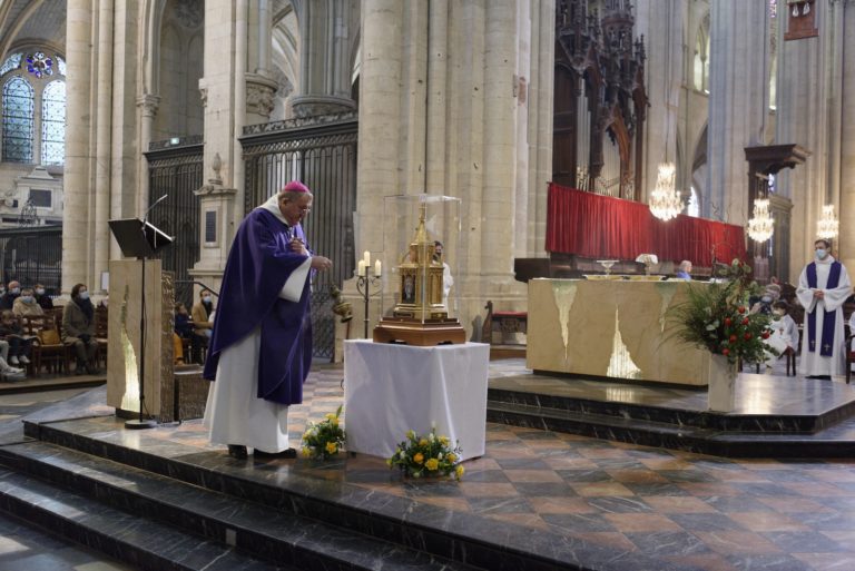 Messe cathedrale ST JULIEN, presidee par Mgr LE SAUX RELIQ BERNADETTE 37