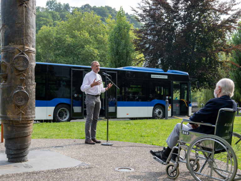 800px_21_-inauguration-bus-24