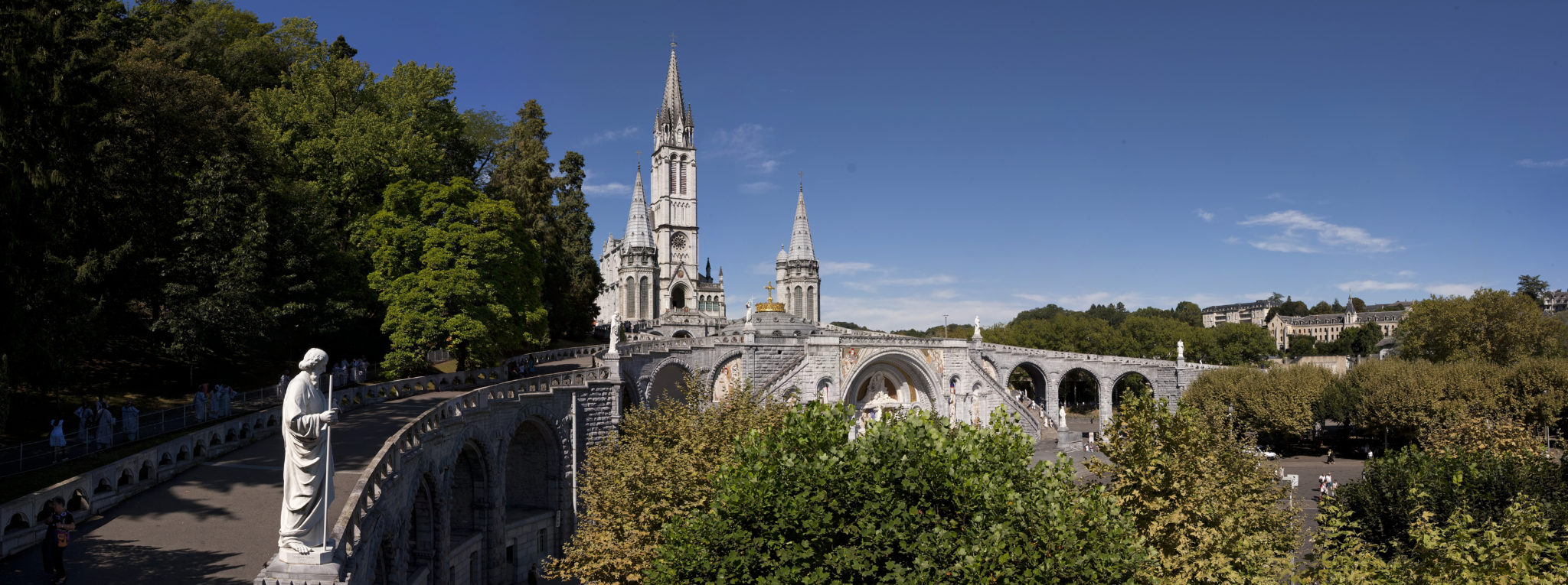 Rampe sud des basiliques du Sanctuaire de Lourdes