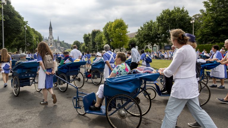 Malades en procession à Lourdes