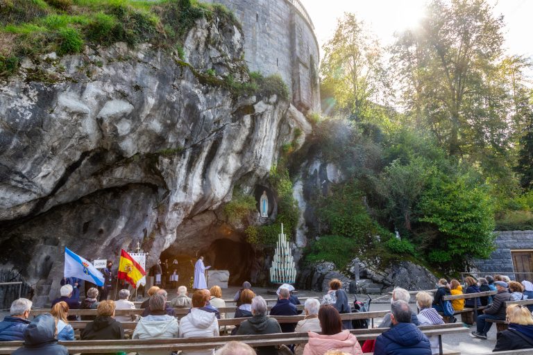 Pèlerins à la Grotte de Lourdes