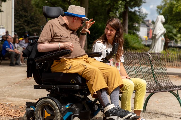 Personne en fauteuil roulant à Lourdes
