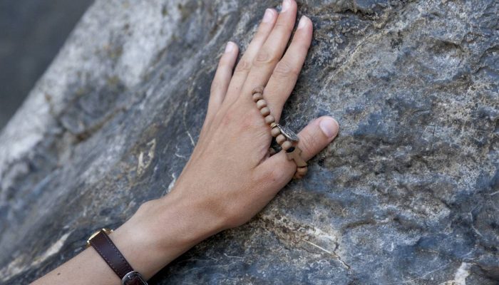 main_chapelet_rocher_grotte